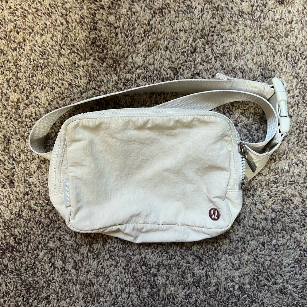 2L lululemon belt bag